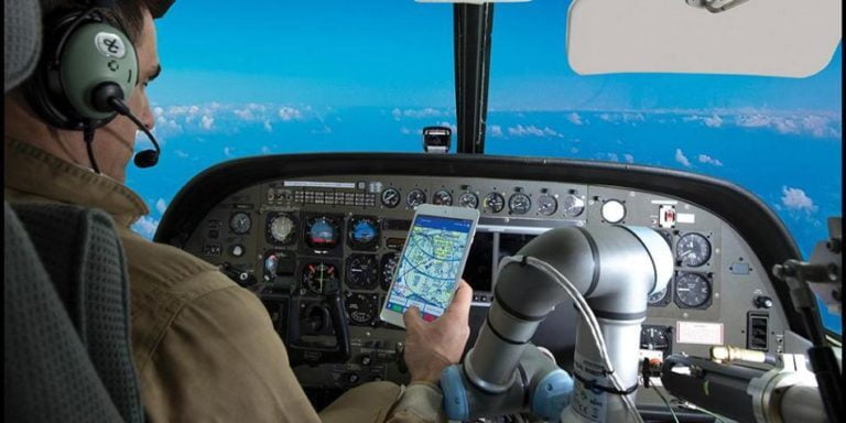 hoy en día ya es posible que un robot piloté un avión de manera completamente autónoma, y es un brazo robótico diseñado por la Agencia de Proyectos de Investigación de Defensa (DARPA).