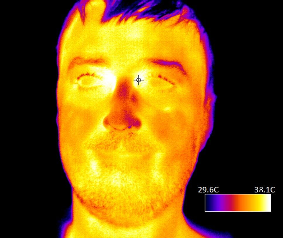 Las temperaturas se pueden medir y promediar en grandes áreas de la cara. Para la detección de la fiebre, el área interna del ojo proporciona las mejores lecturas.