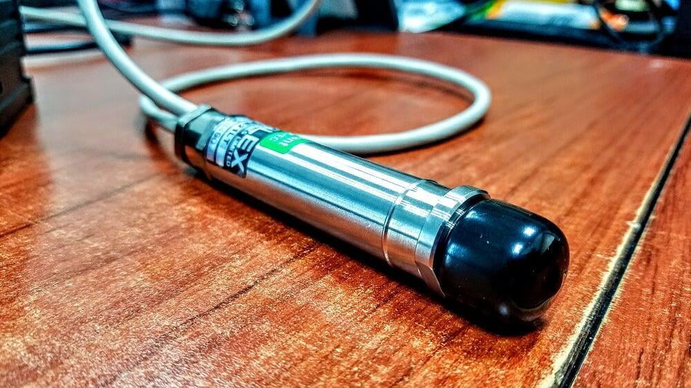 También tiene una punta roscada y viene con una tuerca para que el sensor pueda ser adaptado a su proceso con una base.