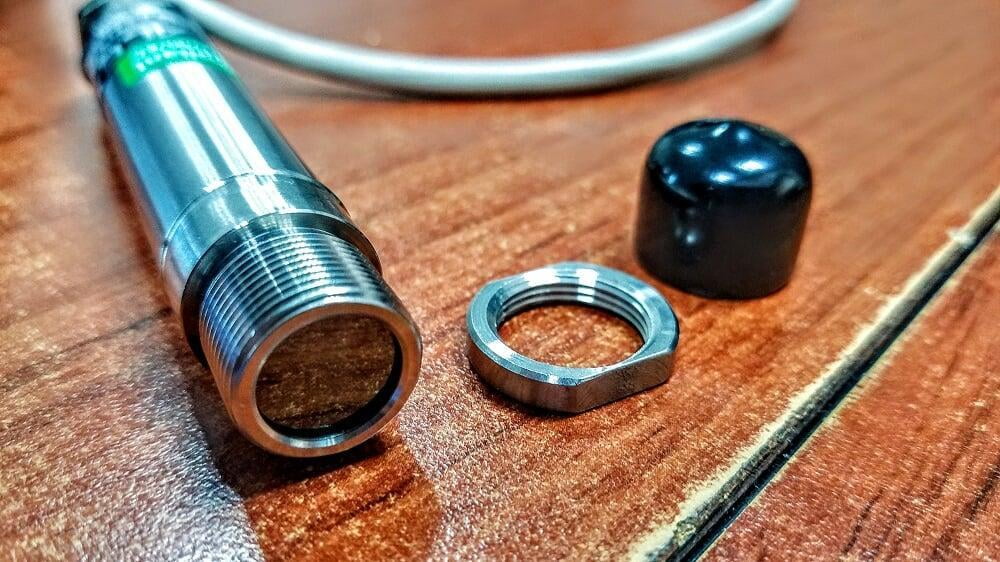 Tiene una carcasa de acero inoxidable, sellos en la parte posterior y frontal para garantizar una protección IP65.