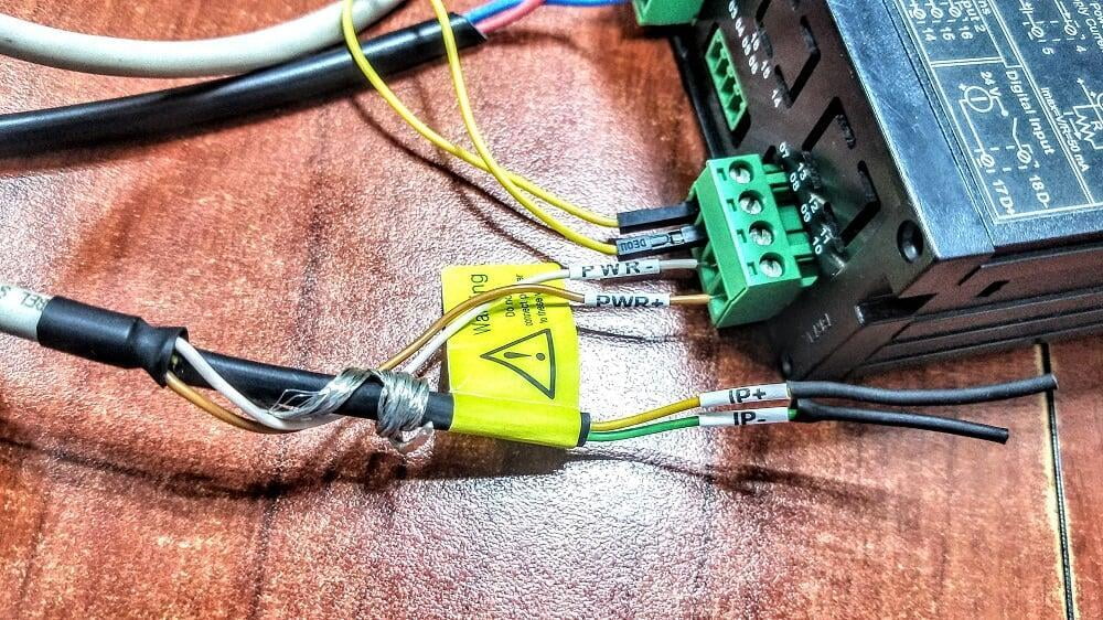 Conectamos un cable de energía a las terminales del display, con ello daremos energía (120VCA) al display tal cual se muestra en la siguiente imagen: