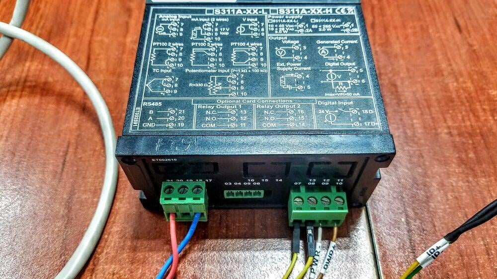 Una vez conectado todo energizamos conectando el contacto a la toma eléctrica convencional. El display al tener una señal de entrada va a reconocer de manera automática el tipo de señal. Queda únicamente configurar la escala a la que queremos visualizar la señal y comenzar a tomar datos.
