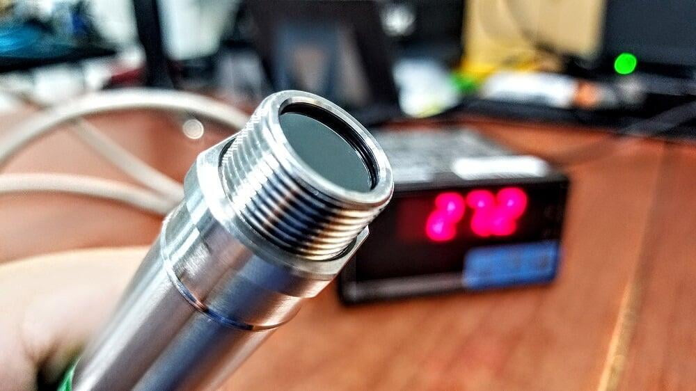 Esta configuración es únicamente para visualizar datos en la pantalla, si usted quiere retransmitir la señal a un PLC o a una tarjeta de adquisición de datos puede optar por el display S311A-6-H-O que además de retransmitir la señal tiene 2 salidas a relevador para alarmas o actuadores.