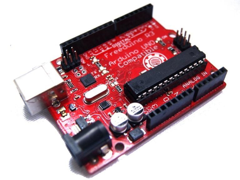 un Arduino tiene entradas analógicas que nos permiten medir las señales de sensores análogos. Para poder visualizar la información, se cuenta con un puerto de comunicación Serial-USB que nos permite enviar y recibir mensajes digitales mediante una USART ó también llamada UART.