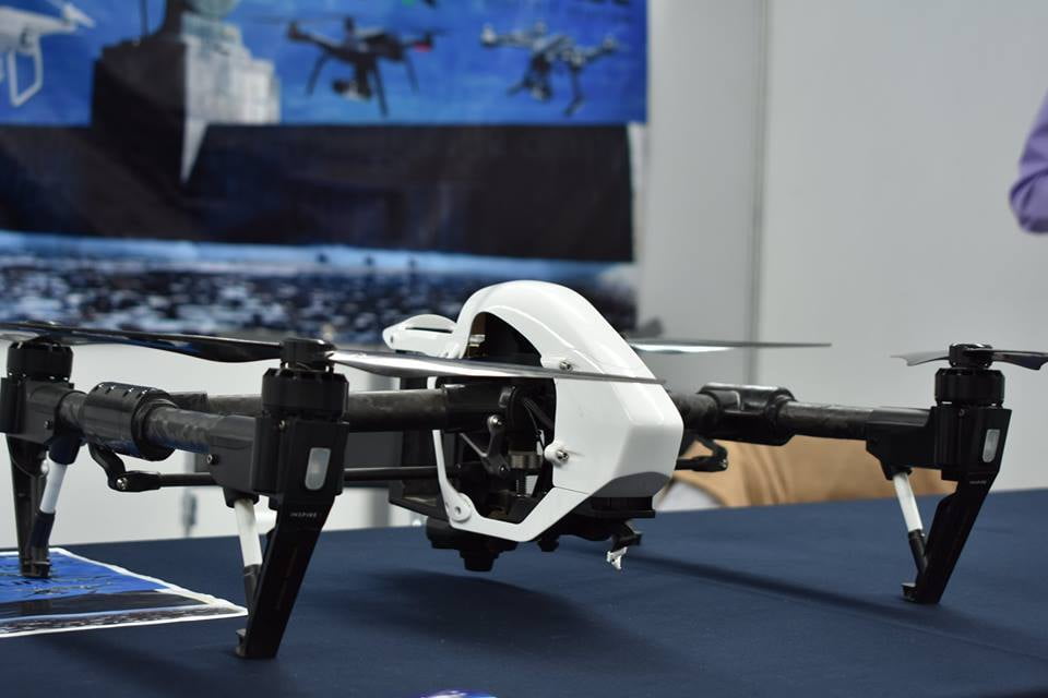 Los drones se pilotan por control remoto y pueden realizar diferentes movimientos. La controladora recibe la información sobre la posición del aparato a través de una unidad GPS, que es un sistema de navegación y localización mediante satélite.