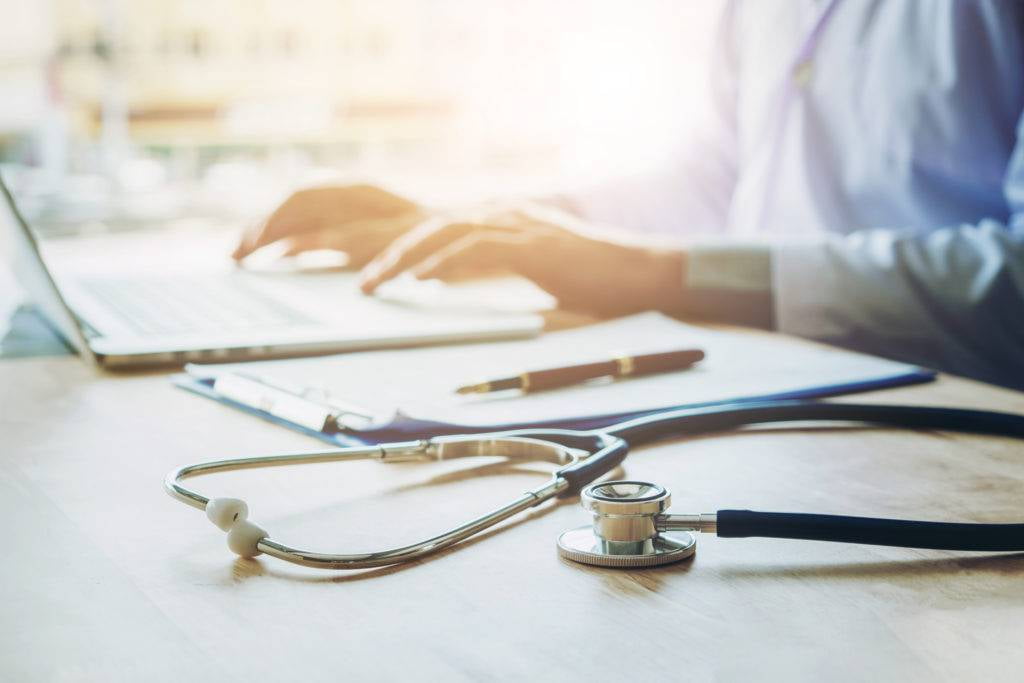 En la industria de la salud, 5G podría aumentar la eficiencia y los ingresos, ayudando a los sistemas de salud a crear redes más rápidas y eficientes para mantenerse al día con las grandes cantidades de datos involucrados.