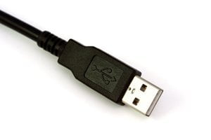 Conectores USB (no a escala) una de las notas laterales interesantes al problema del conector USB es que la especificación establece claramente que el ícono USB debe estar grabado en la "parte superior" del conector USB, para proporcionar "un reconocimiento fácil para el usuario y facilitar la alineación durante el proceso de acoplamiento"